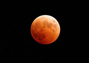 1280px-US_Navy_041027-N-9500T-001_The_moon_turns_red_and_orange_during_a_total_lunar_eclipse